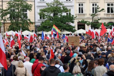 Krakow, Polonya - 1 Ekim 2023 Krakow 'da Milyonlarca Yürek Yürüyüşü. Polonyalı kalabalıklar Krakow sokaklarında PiS 'in yönetimini protesto ediyor.