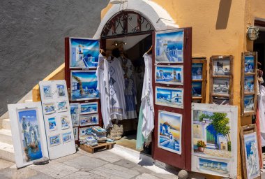 Oia, Santorini, Yunanistan - 3 Temmuz 2021: Oia, Santorini Adası, Yunanistan 'da turistler için hediyelik eşya dükkanı.