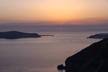 Fira 'dan görüldüğü gibi Santorini üzerinde gün batımı. Cyclades, Yunanistan
