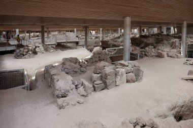 Santorini, Yunanistan - 01 Temmuz 2021: Yunanistan 'ın Santorini adasında bir Minos Çağı yerleşim yeri olan Akrotiri