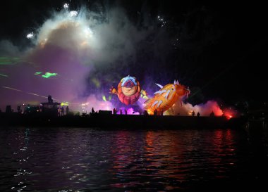 Cracow, Polonya - 4 Haziran 2022 Büyük Ejder Geçidi. Vistula Nehri 'ndeki Büyük Açık Hava Şovu.