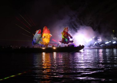 Cracow, Polonya - 4 Haziran 2022 Büyük Ejder Geçidi. Vistula Nehri 'ndeki Büyük Açık Hava Şovu.