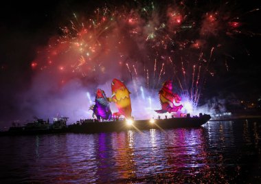 Cracow, Polonya - 4 Haziran 2022 Büyük Ejder Geçidi. Vistula Nehri 'ndeki Büyük Açık Hava Şovu.