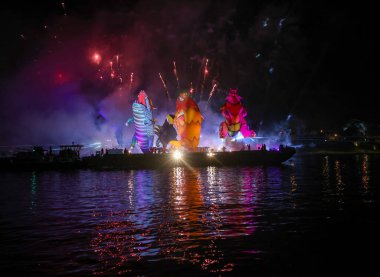 Cracow, Polonya - 4 Haziran 2022 Büyük Ejder Geçidi. Vistula Nehri 'ndeki Büyük Açık Hava Şovu.