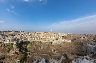 Sassi di Matera 'nın panoramik manzarası Matera şehrinin tarihi bir bölgesidir. Belvedere di Murgia Timone, Basilicata, İtalya' daki antik mağara evleri ile ünlüdür. 