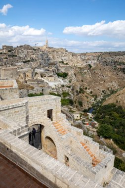 Sassi di Matera 'nın manzarası. Matera şehrinin tarihi bir bölgesidir. Eski mağara evleri ile ünlüdür. Basilicata. İtalya