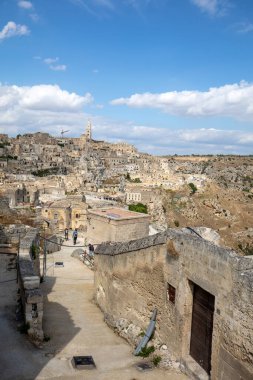 Sassi di Matera 'nın manzarası. Matera şehrinin tarihi bir bölgesidir. Eski mağara evleri ile ünlüdür. Basilicata. İtalya