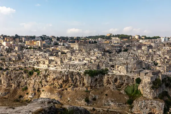 Sassi di Matera 'nın panoramik manzarası Matera şehrinin tarihi bir bölgesidir. Belvedere di Murgia Timone, Basilicata, İtalya' daki antik mağara evleri ile ünlüdür. 