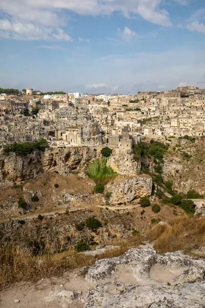 Sassi di Matera 'nın panoramik manzarası Matera şehrinin tarihi bir bölgesidir. Belvedere di Murgia Timone, Basilicata, İtalya' daki antik mağara evleri ile ünlüdür. 