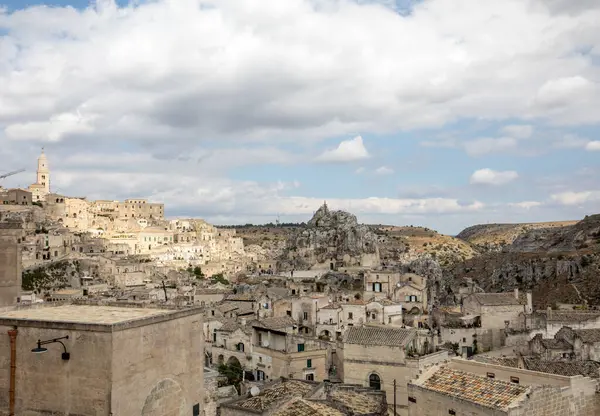 Sassi di Matera 'nın manzarası. Matera şehrinin tarihi bir bölgesidir. Eski mağara evleri ile ünlüdür. Basilicata. İtalya