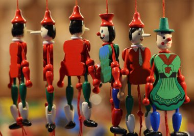 Krakow, Polonya - 19 Aralık 2021: Krakow 'daki hediyelik eşya dükkanında geleneksel ahşap Pinokyo oyuncağı satıldı.