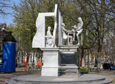 Lahey, Hollanda - 17 Nisan 2023: Lange Voorhout - Thorbecke Anıtı Thom Puckey 2017