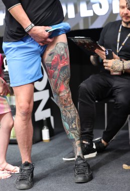 Krakow, Polonya - 12 Haziran 2022: Krakow 'daki 15. Dövme Fuarı' nda en iyi dövme yarışması sırasında kimliği belirsiz katılımcı. En prestijli dövme festivallerinden biri..