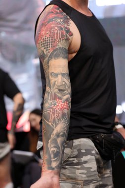 Krakow, Polonya - 12 Haziran 2022: Krakow 'daki 15. Dövme Fuarı' nda en iyi dövme yarışması sırasında kimliği belirsiz katılımcı. En prestijli dövme festivallerinden biri..