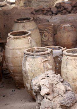 Santorini, Yunanistan - 01 Temmuz 2021: Yunanistan 'ın Santorini adasında bir Minos Çağı yerleşim alanı olan tarih öncesi Akrotiri kasabasında antik çömlekler ele geçirildi