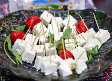 Beyaz peynir ve vişneli domates mezeleri.