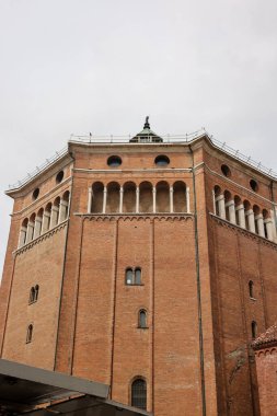 Cremona Vaftizhanesi Dış Cephesi, Lombardiya, İtalya.