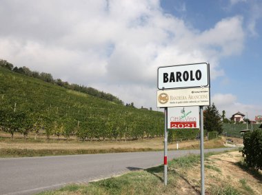 Piedmont, İtalya - 8 Eylül 2022: Barolo Köy Yol Tabelası, Unesco Sitesi, İtalya