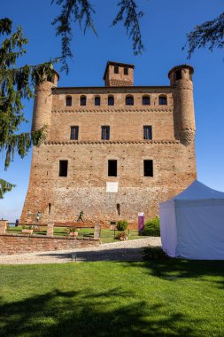 Grinzane Cavour, İtalya - 9 Eylül 2022: Grinzane Cavour Kalesi, Langhe bölgesi, Piedmont, İtalya