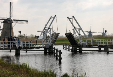 Kinderdijk, Hollanda - 17 Nisan 2023: 19 Kinderdijk 'te inşa edilen yel değirmenleri, seli önlemek için daha büyük bir su yönetim sisteminin parçasıdır. Bir UNESCO dünya mirası sahası.