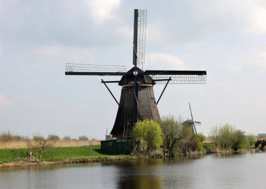 Hollanda 'daki Kinderdijk' teki 19 rüzgar değirmeninden biri. 1740 yılında inşa edilen, Hollanda 'daki en büyük yel değirmeni yoğunluğu, UNESCO' nun dünya mirası alanı.. 