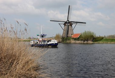 Kinderdijk, Hollanda - 17 Nisan 2023: 19 Kinderdijk 'te inşa edilen yel değirmenleri, seli önlemek için daha büyük bir su yönetim sisteminin parçasıdır. Bir UNESCO dünya mirası sahası.