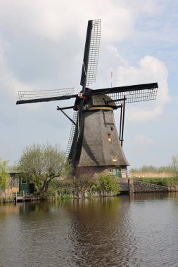 Hollanda 'daki Kinderdijk' teki 19 rüzgar değirmeninden biri. 1740 yılında inşa edilen, Hollanda 'daki en büyük yel değirmeni yoğunluğu, UNESCO' nun dünya mirası alanı.. 