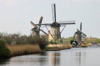 Hollanda, Kinderdijk 'teki yel değirmenleri, UNESCO' nun dünya mirası. 1740 Sisteminde inşa edilen yel değirmenleri, sel baskınlarını önlemek için daha büyük bir su yönetim sisteminin parçasıdır..