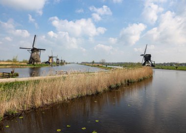 Hollanda, Kinderdijk 'teki yel değirmenleri, UNESCO' nun dünya mirası. 1740 'larda inşa edilen 19 adet yel değirmeni, sel baskınını önlemek için daha büyük bir su yönetim sisteminin parçasıdır..