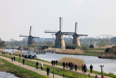 Kinderdijk, Hollanda - 17 Nisan 2023: 19 Kinderdijk 'te inşa edilen yel değirmenleri, seli önlemek için daha büyük bir su yönetim sisteminin parçasıdır. Bir UNESCO dünya mirası sahası.