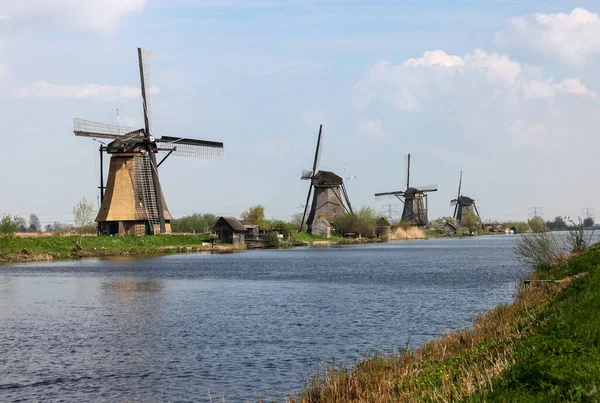 Hollanda, Kinderdijk 'teki yel değirmenleri, UNESCO' nun dünya mirası. 1740 Sisteminde inşa edilen yel değirmenleri, sel baskınlarını önlemek için daha büyük bir su yönetim sisteminin parçasıdır..