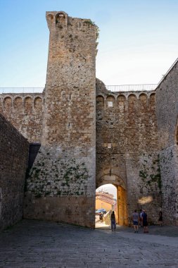 Sahip Marittima, İtalya - 11 Eylül 2022: Tuscany, İtalya 'daki eski Sahip Marittima kasabası, aynı zamanda Citta Slow olarak da bilinir. 