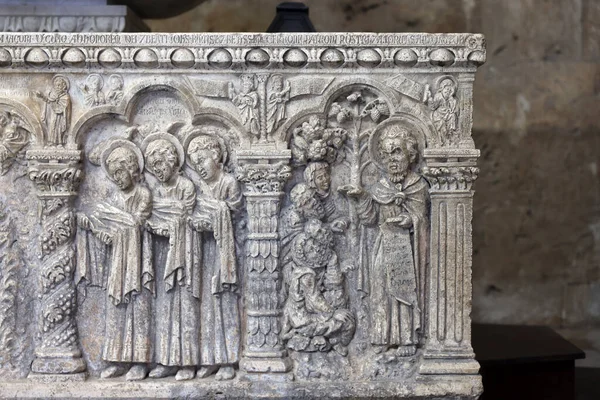 Sahip Marittima, İtalya - 11 Eylül 2022: Küçük bir tapınağın üzerinde dikdörtgen bir banyosu olan muazzam vaftiz fontu. Vaftizin tarihi 1267 'dir. Sahip Marittima 'daki Aziz Cerbonius Katedrali. İtalya