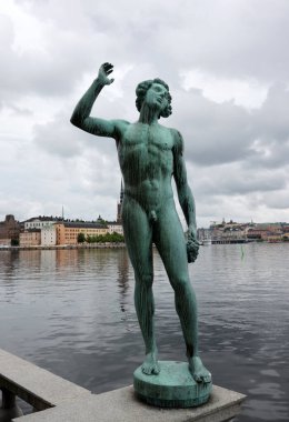 Stockholm, İsveç - 25 Temmuz 2023 Stockholm Belediye Binası bahçelerinde şarkı heykeli. Yazan Carl Eldh
