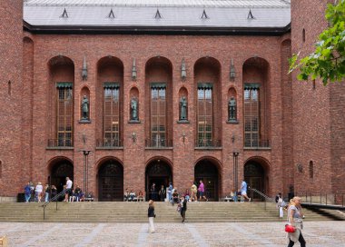 Stockholm, İsveç - 25 Temmuz 2023 Stockholm Belediye Meclisi, İsveç 'teki Stockholm Belediye Meclisi binasıdır. Mlar Gölü kıyısındaki Kungsholmen Adası 'nda yer almaktadır. Mimar Ragnar Stberg tarafından tasarlandı.