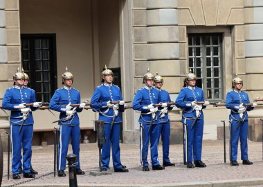 Stockholm, İsveç - 26 Haziran 2023 Stockholm, İsveç Kraliyet Sarayı 'nda muhafız seremonisinin değiştirilmesi