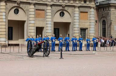 Stockholm, İsveç - 26 Haziran 2023 Stockholm, İsveç Kraliyet Sarayı 'nda muhafız seremonisinin değiştirilmesi