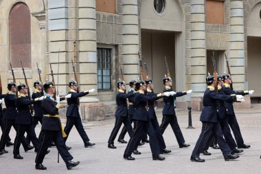 Stockholm, İsveç - 26 Haziran 2023 Stockholm, İsveç Kraliyet Sarayı 'nda muhafız seremonisinin değiştirilmesi