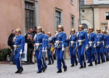 Stockholm, İsveç - 26 Haziran 2023 Stockholm, İsveç Kraliyet Sarayı 'nda muhafız seremonisinin değiştirilmesi