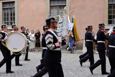 Stockholm, İsveç - 26 Haziran 2023 Stockholm, İsveç Kraliyet Sarayı 'nda muhafız seremonisinin değiştirilmesi