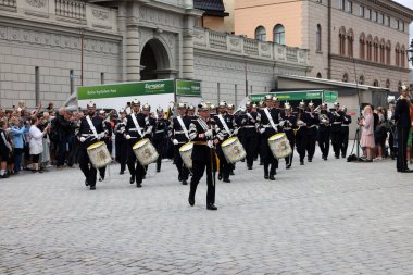 Stockholm, İsveç - 26 Haziran 2023 Stockholm, İsveç Kraliyet Sarayı 'nda muhafız seremonisinin değiştirilmesi