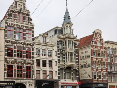 Amsterdam, Hollanda - 21 Nisan 2023: Amsterdam, Hollanda, Hollanda 'da Damrak Caddesi' ndeki tipik gengelli evler