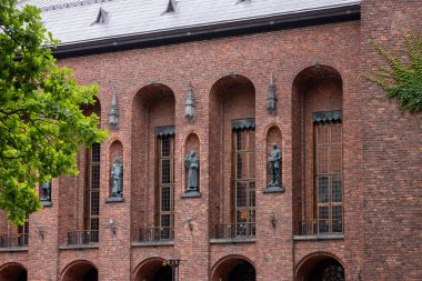 Stockholm, İsveç - 25 Temmuz 2023 Stockholm Belediye Meclisi, İsveç 'teki Stockholm Belediye Meclisi binasıdır. Mlar Gölü kıyısındaki Kungsholmen Adası 'nda yer almaktadır. Mimar Ragnar Stberg tarafından tasarlandı.