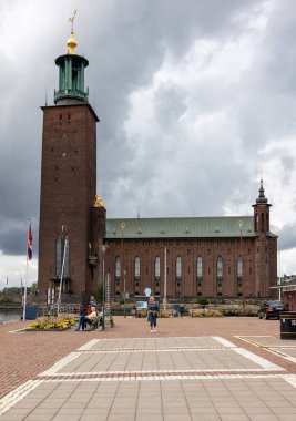 Stockholm, İsveç - 25 Temmuz 2023 Stockholm Belediye Meclisi, İsveç 'teki Stockholm Belediye Meclisi binasıdır. Mlar Gölü kıyısındaki Kungsholmen Adası 'nda yer almaktadır. Mimar Ragnar Stberg tarafından tasarlandı.