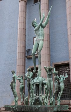 Stockholm, İsveç - 25 Temmuz 2023 Bronz Çeşme, Carl Milles 'in Orfeus-brunnen' i Stockholm Konser Salonu 'nun girişinin önünde.