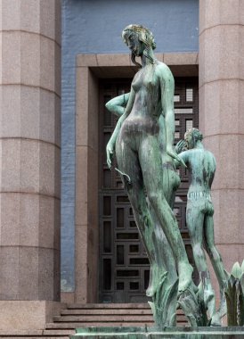 Stockholm, İsveç - 25 Temmuz 2023 Bronz Çeşme, Carl Milles 'in Orfeus-brunnen' i Stockholm Konser Salonu 'nun girişinin önünde.