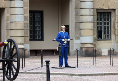 Stockholm, İsveç - 26 Haziran 2023 Stockholm, İsveç Kraliyet Sarayı 'nda muhafız seremonisinin değiştirilmesi