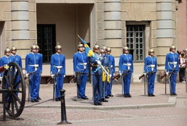 Stockholm, İsveç - 26 Haziran 2023 Stockholm, İsveç Kraliyet Sarayı 'nda muhafız seremonisinin değiştirilmesi