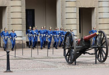 Stockholm, İsveç - 26 Haziran 2023 Stockholm, İsveç Kraliyet Sarayı 'nda muhafız seremonisinin değiştirilmesi