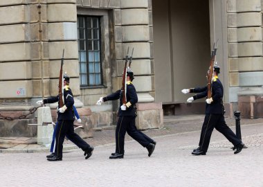 Stockholm, İsveç - 26 Haziran 2023 Stockholm, İsveç Kraliyet Sarayı 'nda muhafız seremonisinin değiştirilmesi